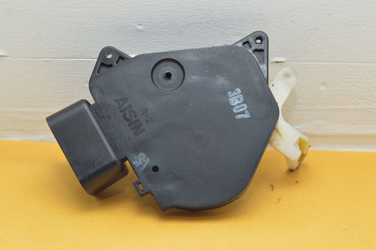 01-05 Lexus Is300 Rear Rh Door Lock Latch 69130-51010 Oem Used