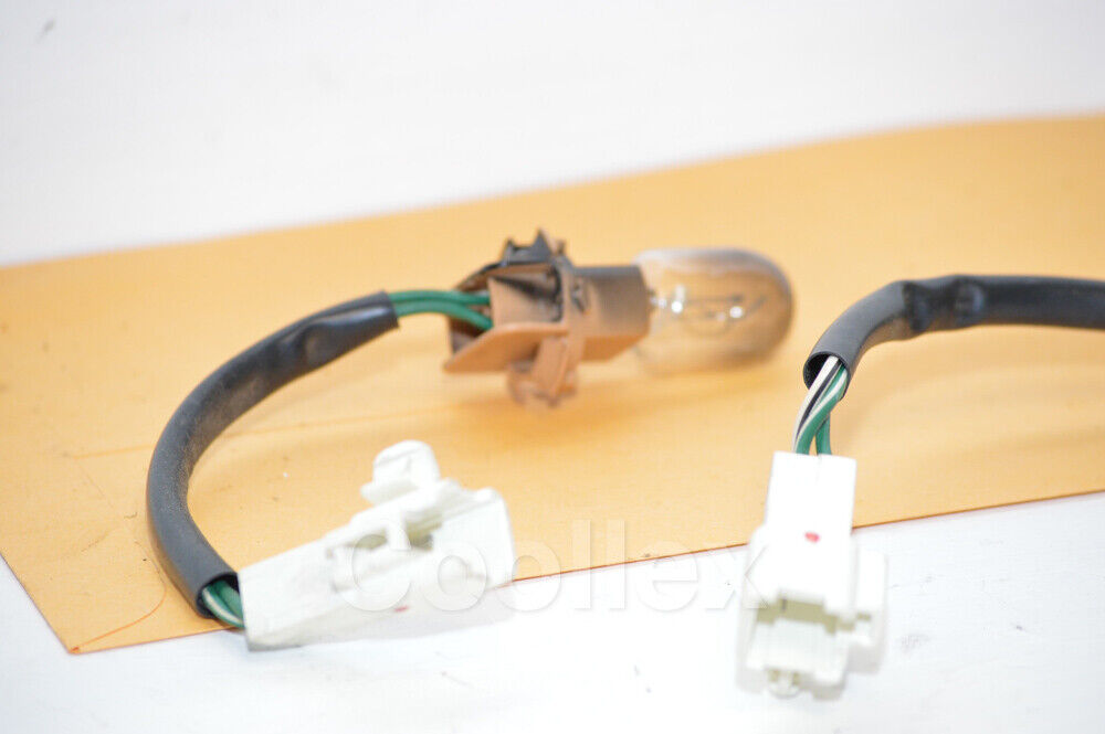 01-05 Lexus Is300 Rear Turn Signal Light Bulb w/Pig Tails 90981-15021 Oem Used