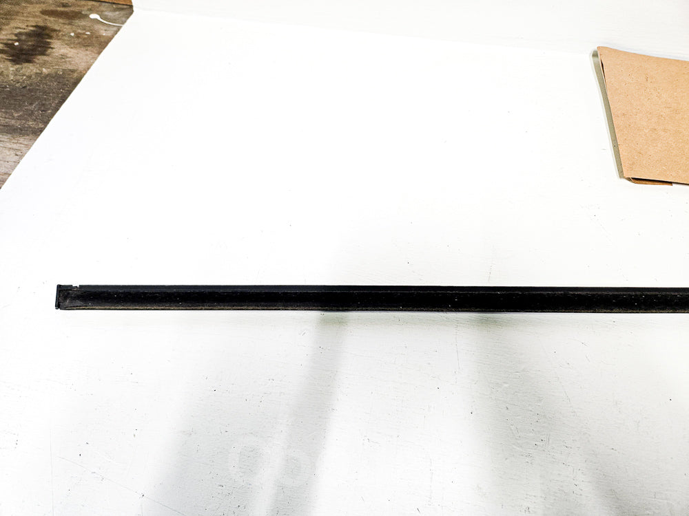 07-13 Mini Cooper Clubman Right Passenger Door Window Molding 51-33-7-146-092 Oem Used