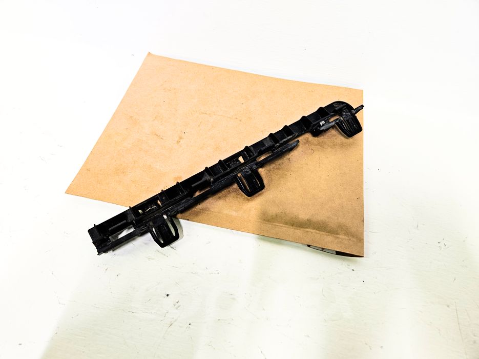 11-19 Bmw 550i F10 Left Rocker Molding Support Bracket 51-77-7-184-775 Oem Used