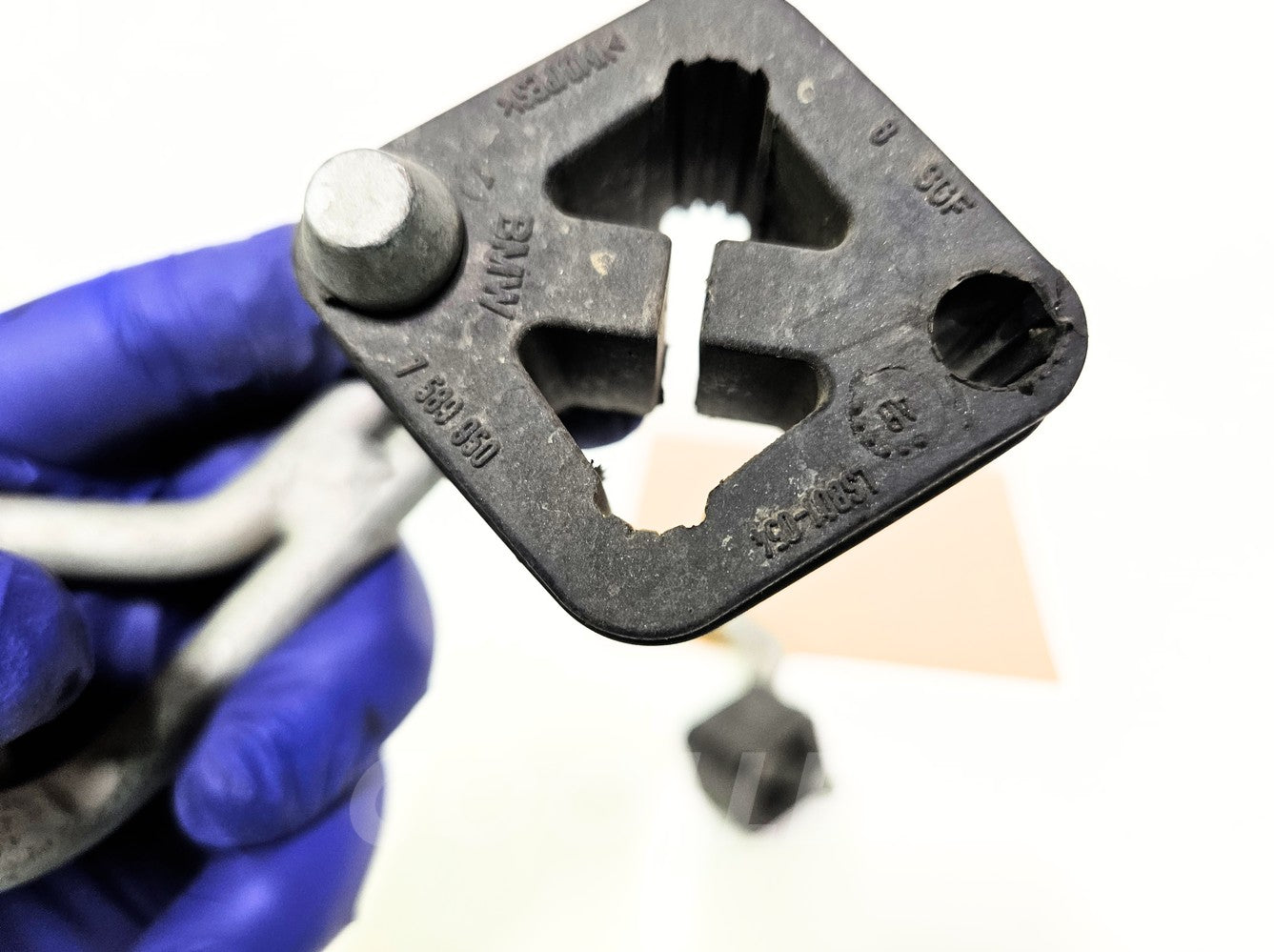 11-19 Bmw 550i F10 Muffler Rear Brackets 18-20-7-578-229, 18-20-7-578-230 Oem Used