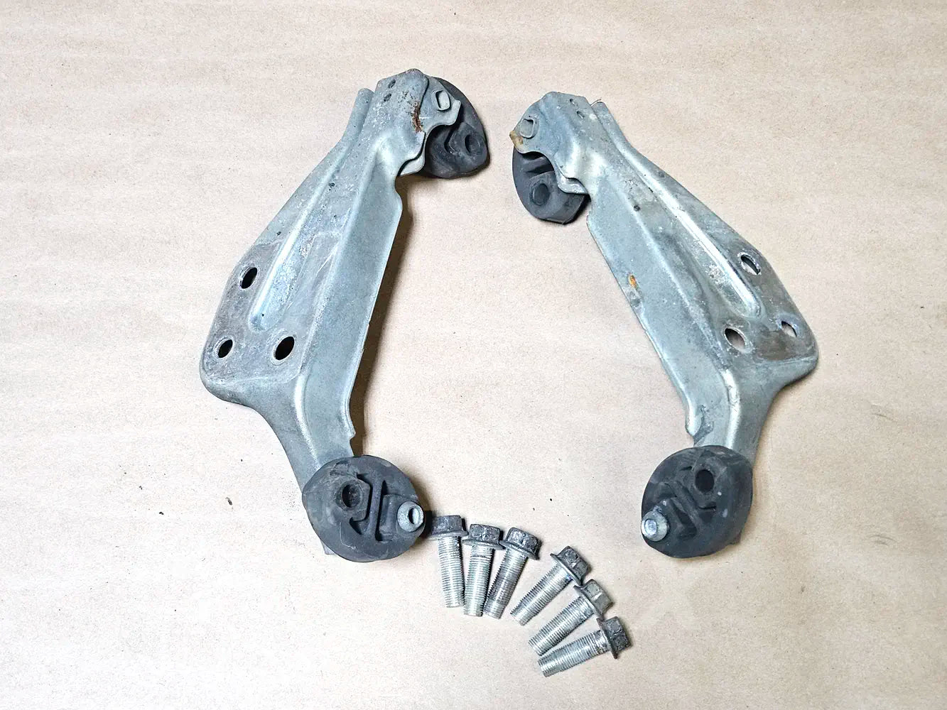 06-2013 Lexus Is250 Exhaust Hanger Brackets Lh Rh w/Bolts 17508-31101, 17509-31061 Oem Used