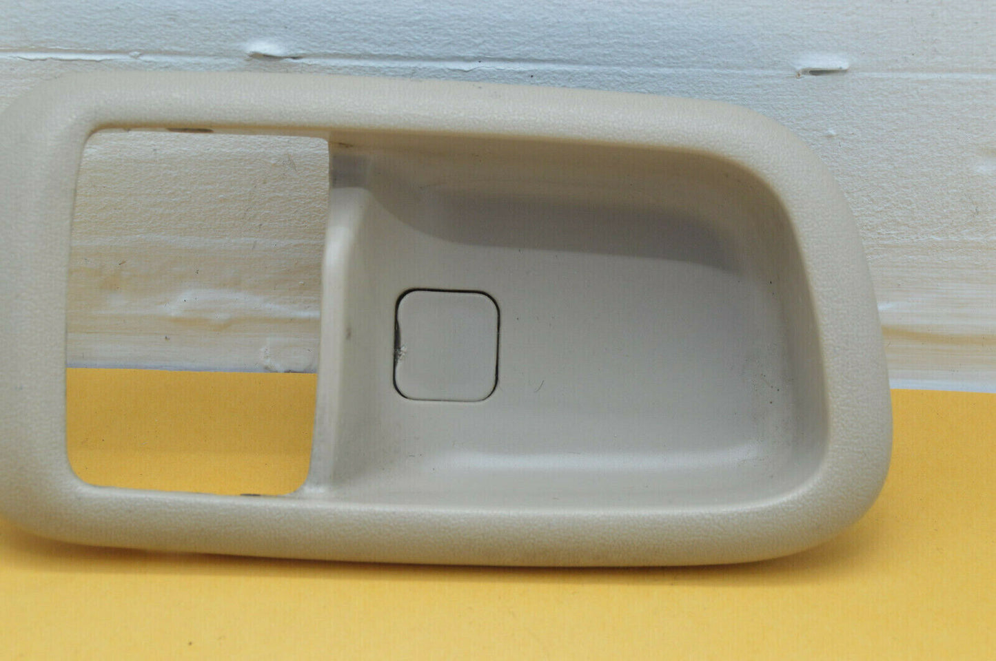 01-05 Lexus Is300 Rh Inside Handle Bezel Ivory 69277-22090-A1 Oem Used