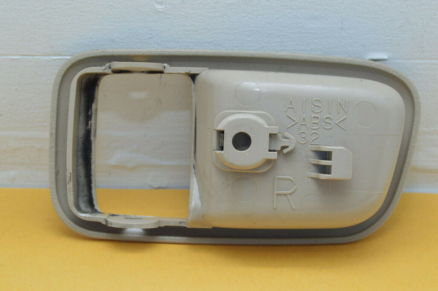 01-05 Lexus Is300 Right Inside Door Handle Bezel Ivory 69277-22090-A1 Oem Used