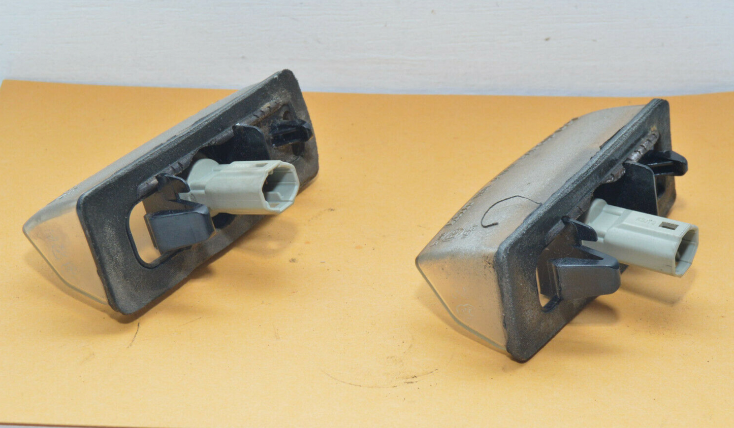 01-05 Lexus Is300 Wagon License Plate Lights 81270-53011 Oem Used