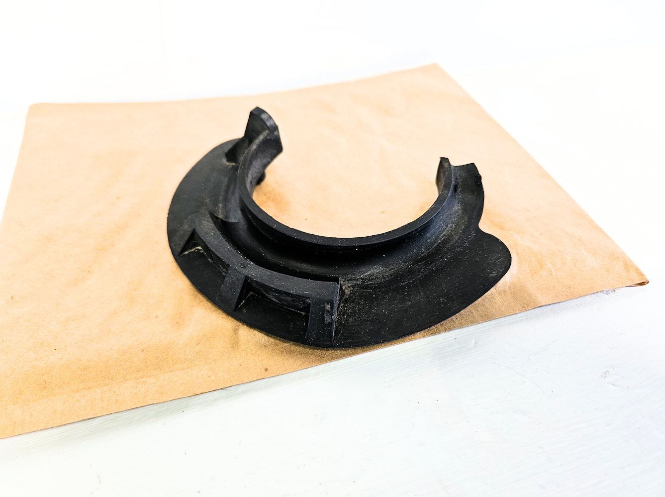 07-14 Mini Cooper Clubman Front Spring Lower Seat Insulator 31-30-6-772-745 Oem Used