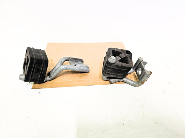 11-19 Bmw 550i F10 Muffler Rear Brackets 18-20-7-578-229, 18-20-7-578-230 Oem Used