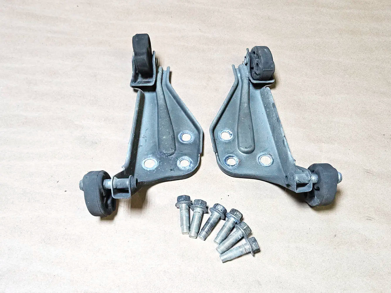 06-2013 Lexus Is250 Exhaust Hanger Brackets Lh Rh w/Bolts 17508-31101, 17509-31061 Oem Used