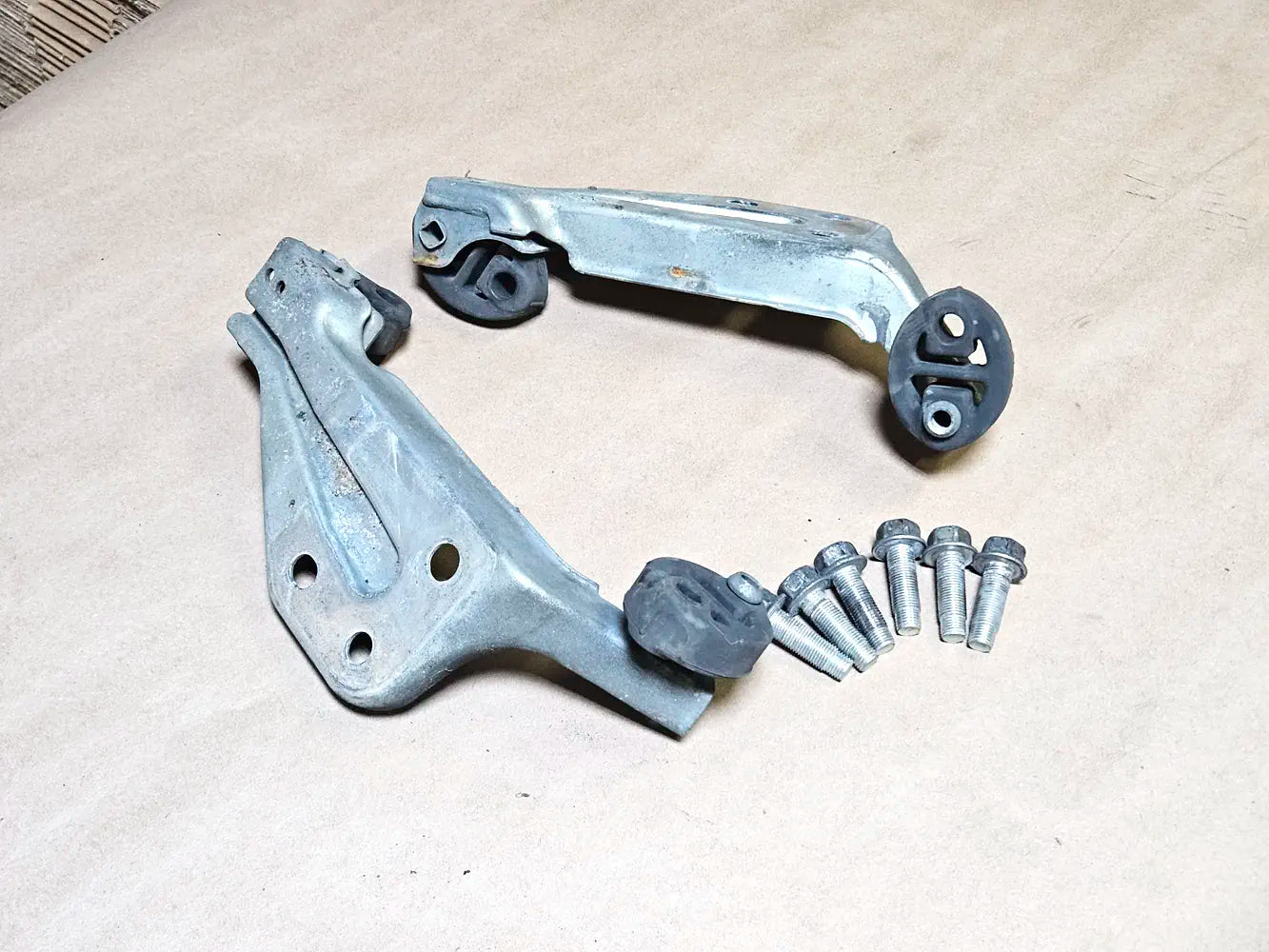 06-2013 Lexus Is250 Exhaust Hanger Brackets Lh Rh w/Bolts 17508-31101, 17509-31061 Oem Used