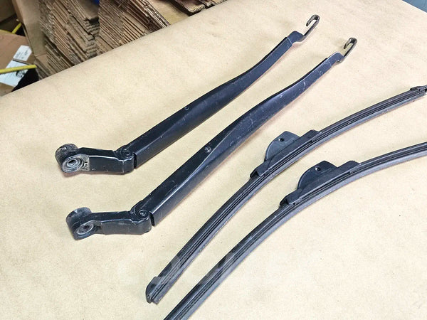06-2013 Lexus Is250 Is350 Windshield Wiper Arms and Blades 85221-53080, 85211-53080 Oem Used