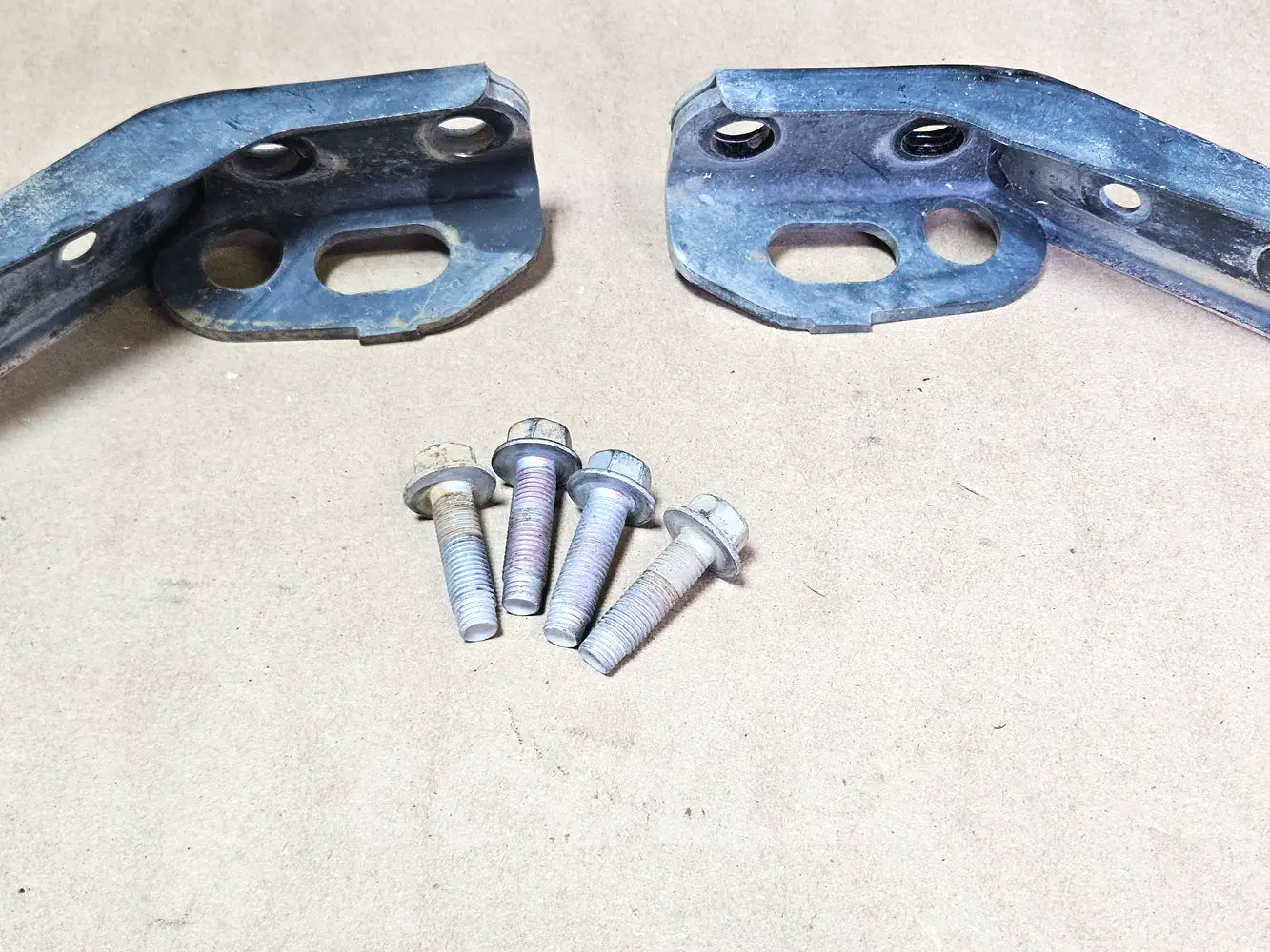 06-2013 Lexus Is250 Strut Brackets Reinforcement 57306-30020 57305-30020 Oem Used