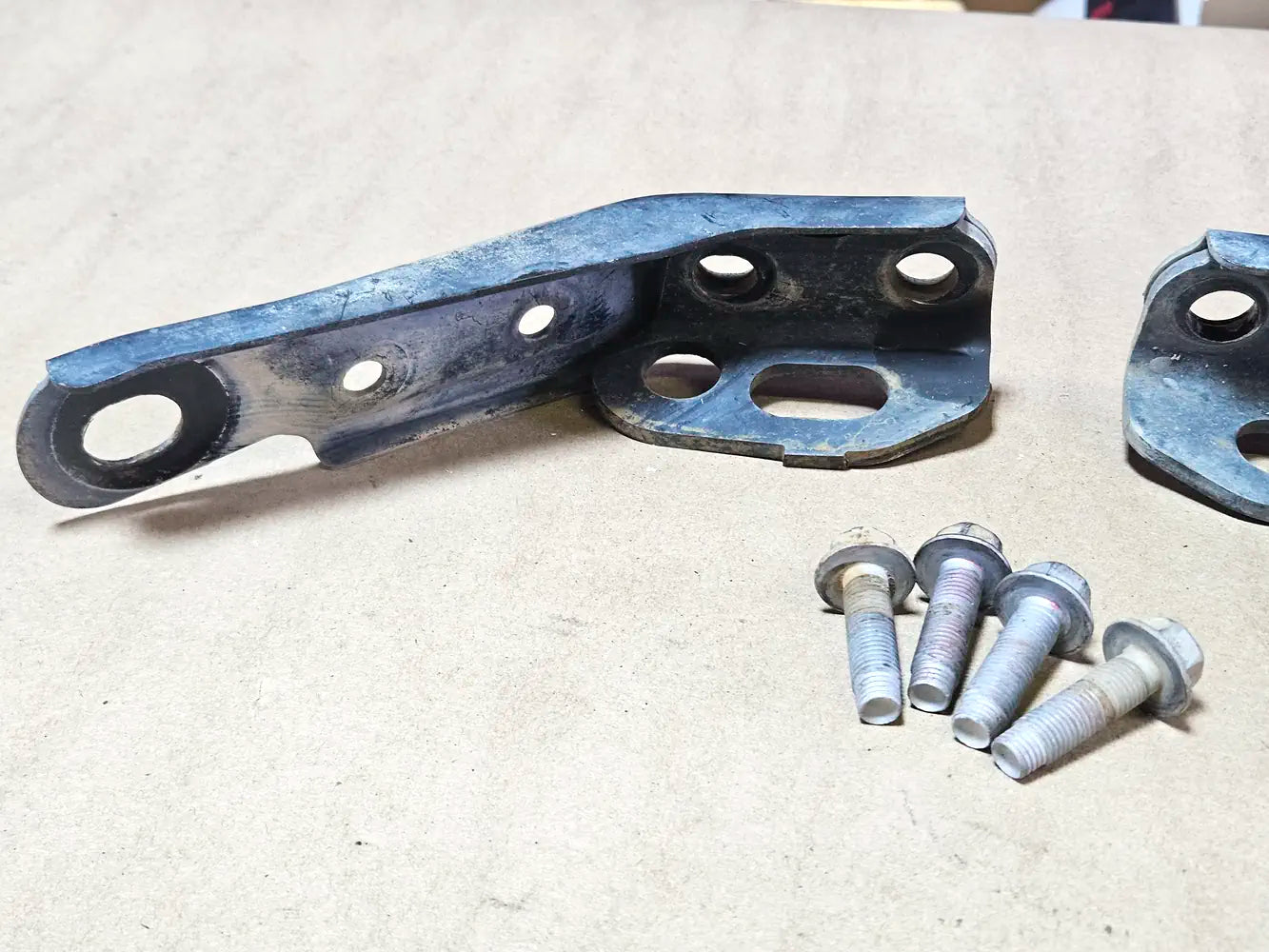 06-2013 Lexus Is250 Strut Brackets Reinforcement 57306-30020 57305-30020 Oem Used