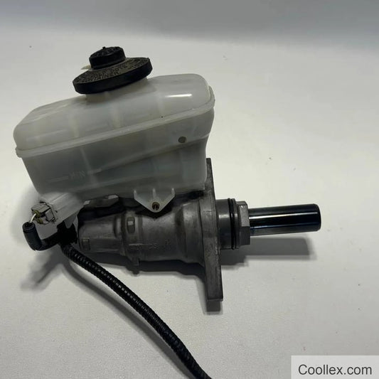 Brake master cylinder assembly with fluid reservoir OEM Used