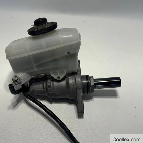 Brake master cylinder assembly with fluid reservoir OEM Used