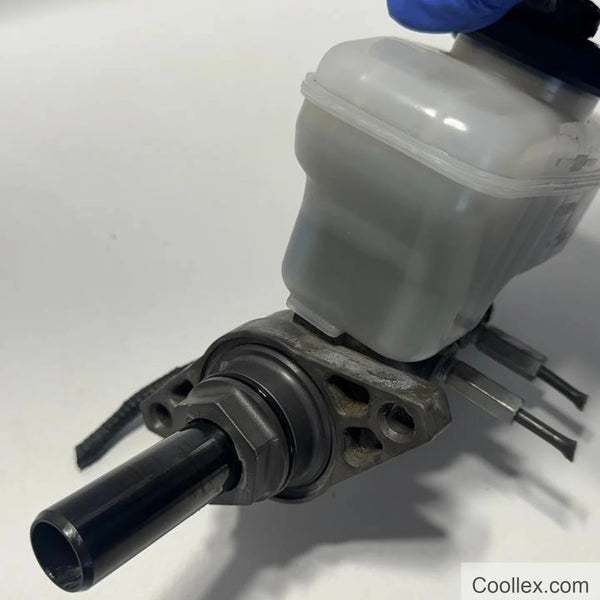 Brake master cylinder assembly with fluid reservoir OEM Used