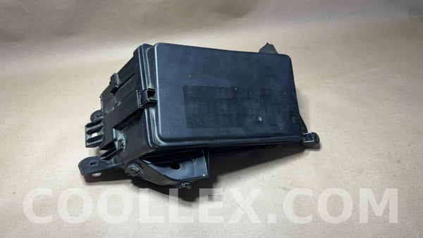 Lexus Fuse Box Assembly with Cover 82662-53120 OEM Used