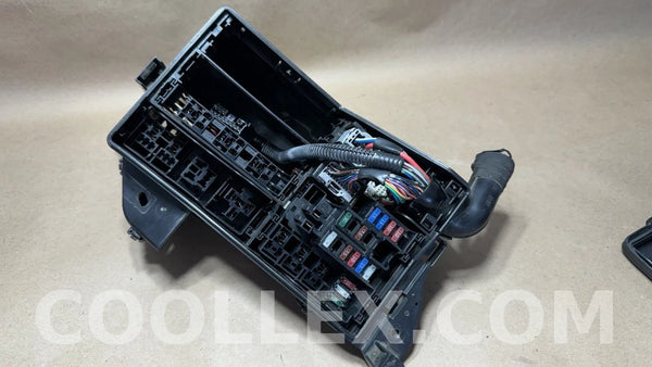 Lexus Fuse Box Assembly with Cover 82662-53120 OEM Used