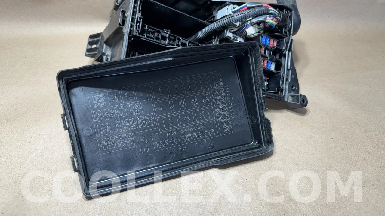 Lexus Fuse Box Assembly with Cover 82662-53120 OEM Used