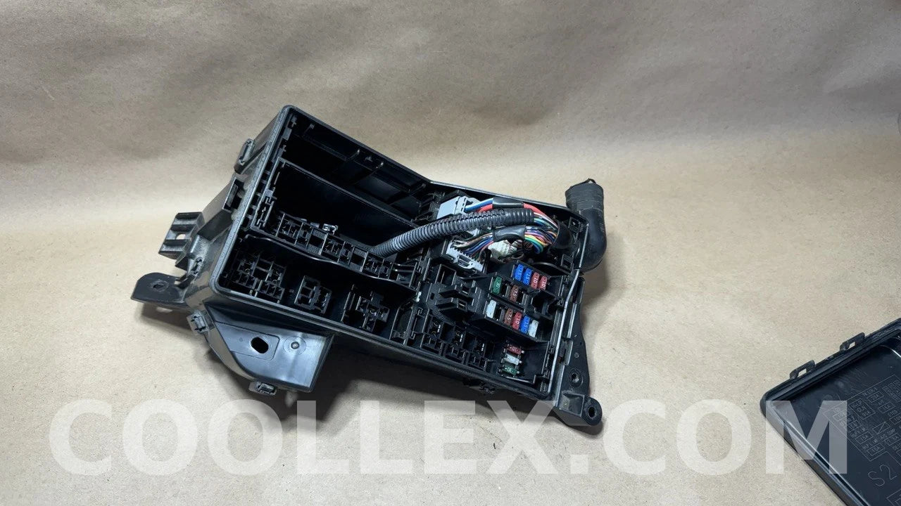 Lexus Fuse Box Assembly with Cover 82662-53120 OEM Used