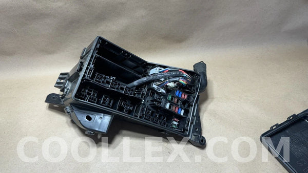Lexus Fuse Box Assembly with Cover 82662-53120 OEM Used