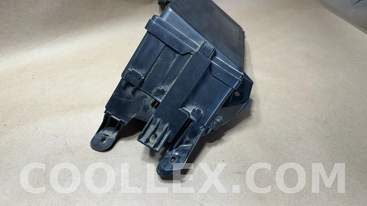 Lexus Fuse Box Assembly with Cover 82662-53120 OEM Used