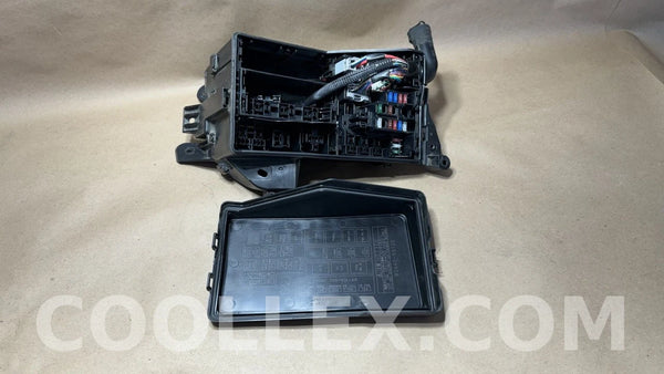 Lexus Fuse Box Assembly with Cover 82662-53120 OEM Used